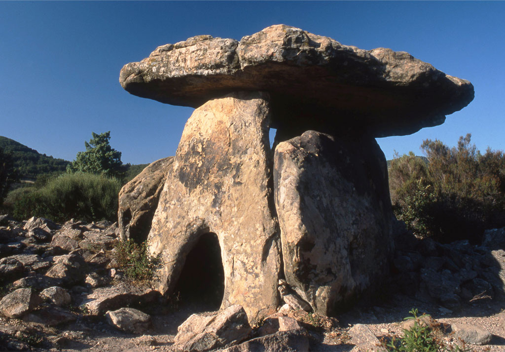Dès la préhistoire, le grès local était déjà un matériau noble, ici le dolmen de Coste rouge à Grandmont